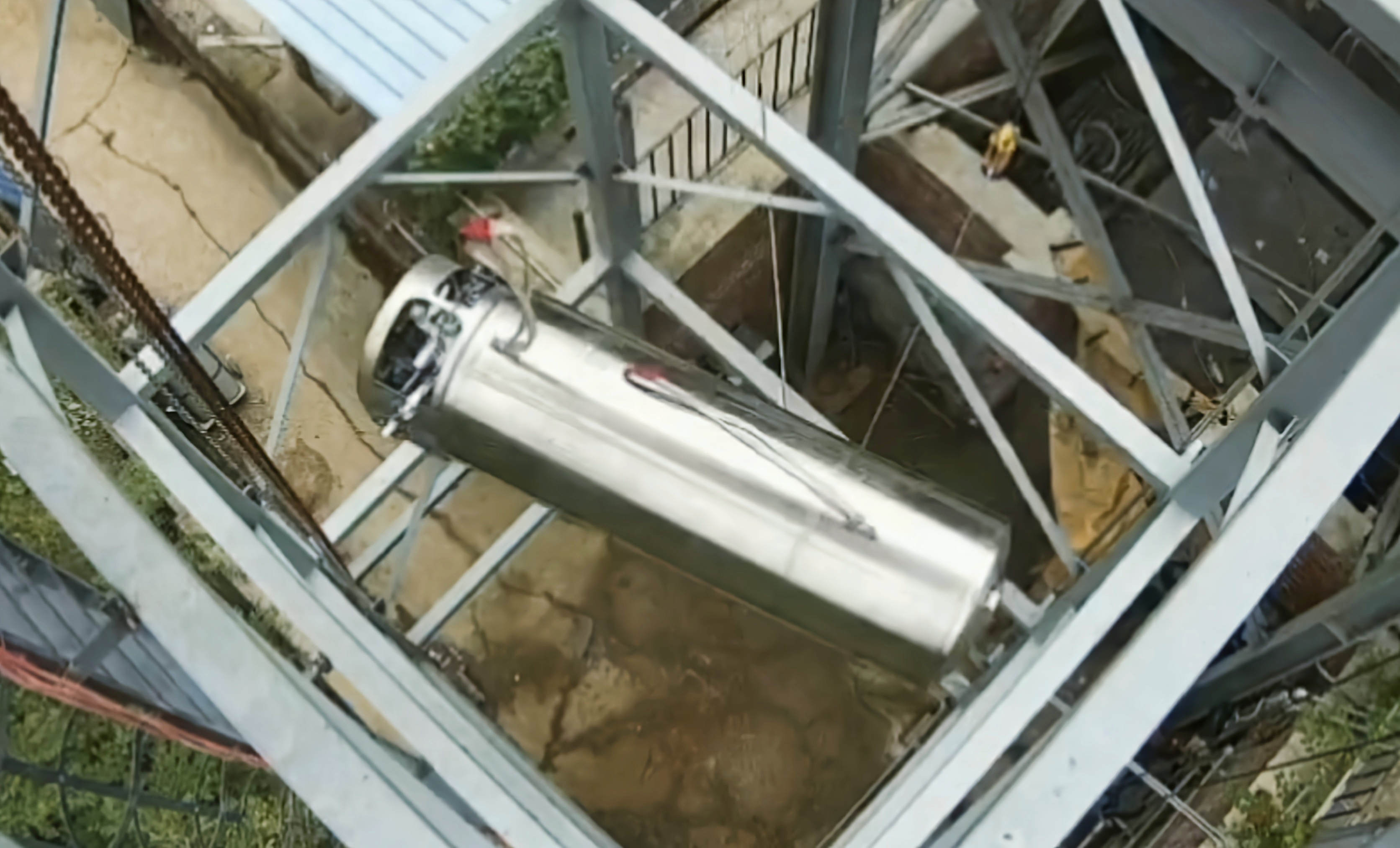 液氢瓶跌落试验1.jpg 液氢瓶跌落试验1.jpg